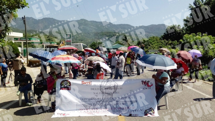 En la protesta en Guerrero contra la Reforma Educativa participan unos 200 manifestantes, aunque otros continúan sumándose, y permiten el paso a los automovilistas. Foto: El Sur.