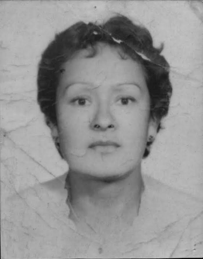 busqué la foto y con una pluma Bic le destrocé los ojos, le puse cuernos, le dibujé una dentadura ruinosa y la dejé convertida en una calamidad, parecía la caricatura de una adicta a las metanfetaminas. Foto: Archivo Alma Delia Murillo