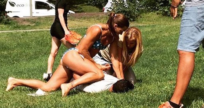 Mikaela Kellner, una policía sueca, en el momento en que arrestaba a un hombre sospechoso de haberse robado un teléfono celular. Foto AP