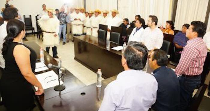 En la imagen, el nombramiento del nuevo Edil de Chamula por parte del Congreso del estado. Foto: congresochiapas.gob.mx.