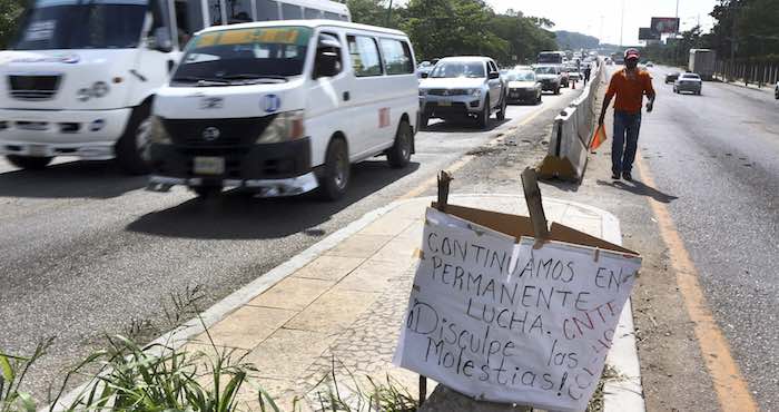 Tal y como lo habían anunciado, a partir de las 16:00 horas maestros de la CNTE levantaron los bloqueos carreteros en Chiapas, a excepción de la autopista San Cristóbal de las Casas-Tuxtla Gutiérrez. Foto: Cuartoscuro.