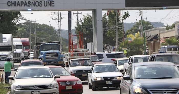 Maestros de la CNTE retiraron los bloqueos carreteros en Chiapas después de 13 días consecutivos y se concentran en el parque central de la capital, continuando su manifestación en contra de la Reforma Educativa. Foto: Cuartoscuro.