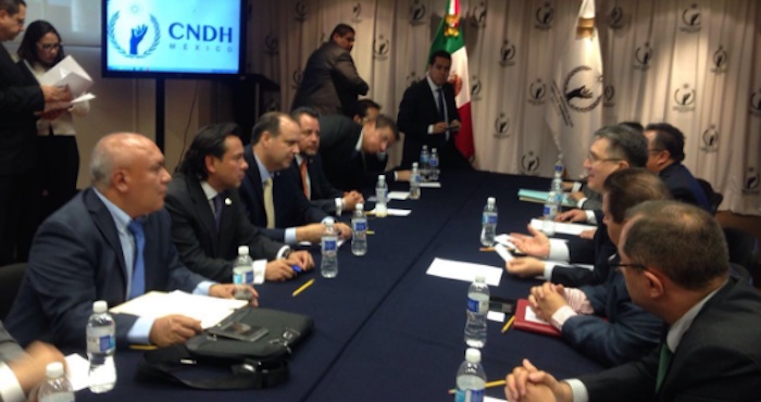 Acompañado del Secretario General de la Coparmex y representantes empresariales de las entidades de Chiapas, Oaxaca y Guerrero y la Ciudad de México, De Hoyos destacó que a pesar de las afectaciones económicas y violación de los derechos humanos de la población en estos estados donde se registran las movilizaciones de los maestros, las autoridades no han aplicado el Estado de derecho. Foto: Coparmex