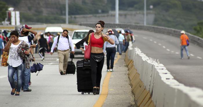 En la imagen, maestros de la CNTE durante un bloqueo total en todas las entradas y salidas de la capital chiapaneca. Foto: Cuartoscuro.