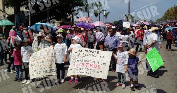 En Acapulco y Chilpancingo maestros y simpatizantes del magisterio se movilizan. Foto: