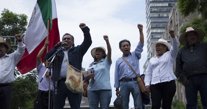Maestros disidentes de la Coordinadora Nacional de Trabajadores de la Educación marchan en la Ciudad de México. Foto: Cuartoscuro.