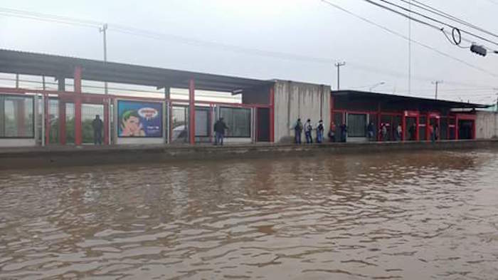 El agua alcanzó hasta un metro de altura en varias partes de Tultitlán Foto: Twitter, Santiago Tauro