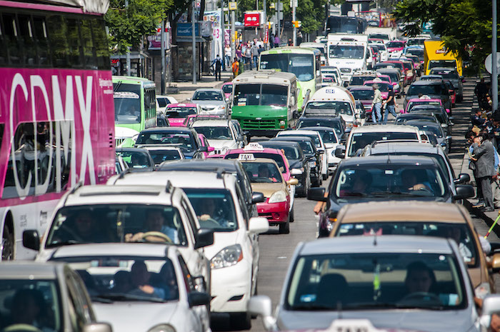 Los capitalinos respiran ozono, dióxido de azufre, óxidos de nitrógeno, BTEX, partículas suspendidas, lluvia ácida y plomo. Foto: Cuartoscuro.