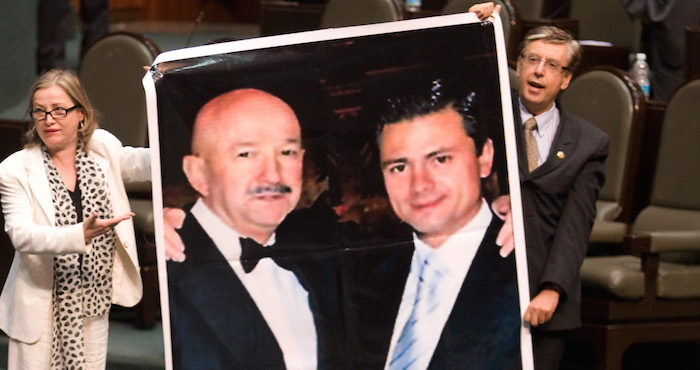 La deposición de gobernadores no es pues, una nueva técnica en la política mexicana, como sí es una práctica del salinato que, para confirmar las sospechas populares, ahora es retomada en la administración del Presidente Enrique Peña Nieto. Foto: Cuartoscuro