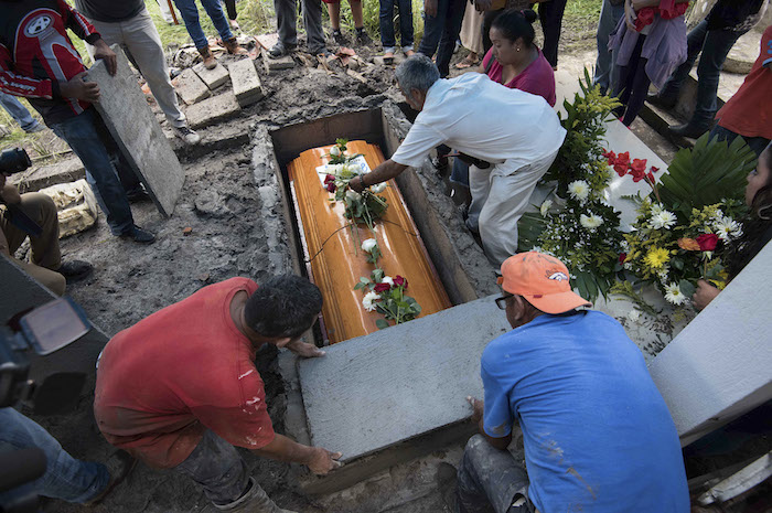 El pasado 22 de julio, familiares y amigos de Pedro Tamayo Rosas, periodista asesinado en Tierra Blanca, Veracruz, le dieron el último adiós. Foto: Cuartoscuro