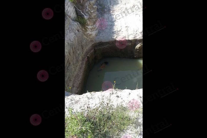 El cuerpo festaba boca abajo, se sospecha que fue asesinada en otro lugar y luego depositada en el agujero. Foto DiarioCentral