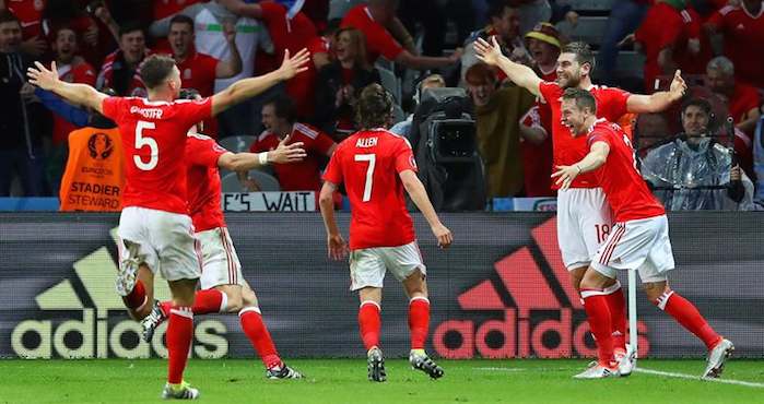 El delantero galés Hal Robson-Kanu (i) celebra el segundo gol de su selección durante partido de cuartos de final en el Stade Pierre Mauroy en Lille Metropole, Francia. Foto: EFE.