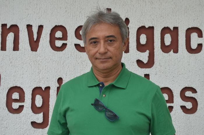 El profesor Gaspar Gómez Sáenz asesoró a los estudiantes para realizar su planta potabilizadora. Foto: Conacyt.