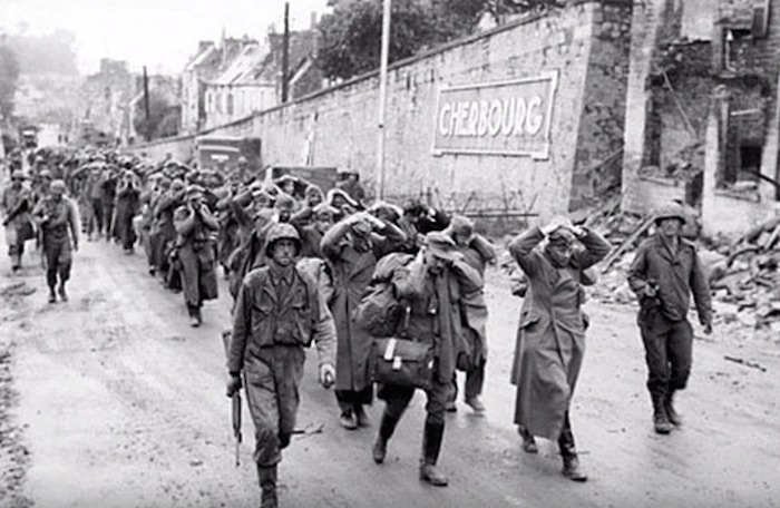 Un país que ha crecido económicamente con el esfuerzo de su juventud, preparándola para matar al enemigo, con una cultura cinematográfica donde la vida del malo no interesa y el protagonista es el rudo que viola derechos humanos y sale avante cueste lo que cueste, cría una generación educada para matar. Foto: EFE