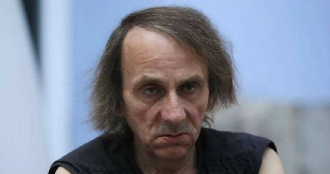 Un libro de poemas del admirado y polémico escritor francés. Foto: efe