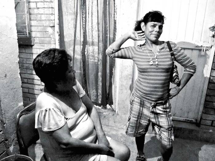 Comenzó a los 16 bailando en estos bares y hoy tiene 56 años. Toda su vida la dejó aquí y es común que se le vea pasear arreglada por las calles de la zona. Foto: Roberto Armocida, Vanguardia