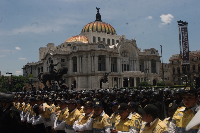 Centenares de policías impidieron el paso de los manifestantes al Zócalo. Foto: Valentina López, SinEmbargo