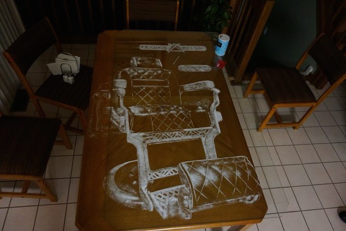 Sánchez dio rienda suelta a su creatividad y, aunque tuvo un breve desvío hacia una escuela vocacional para pintar vehículos, descubrió que su futuro “estaba en las tijeras, la navaja y la máquina de afeitar”. Foto: LaOpinión