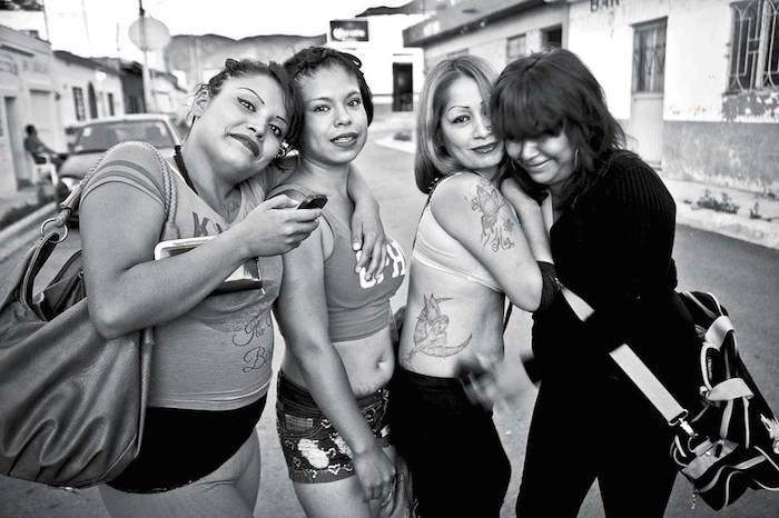 "La mujer como sea es guapa, es hermosa y más si uno se toma los traguitos la ve más hermosa. Y como está oscurito, usté sabe que de noche todos los gatos son pardos". Foto: Roberto Armocida, Vanguardia