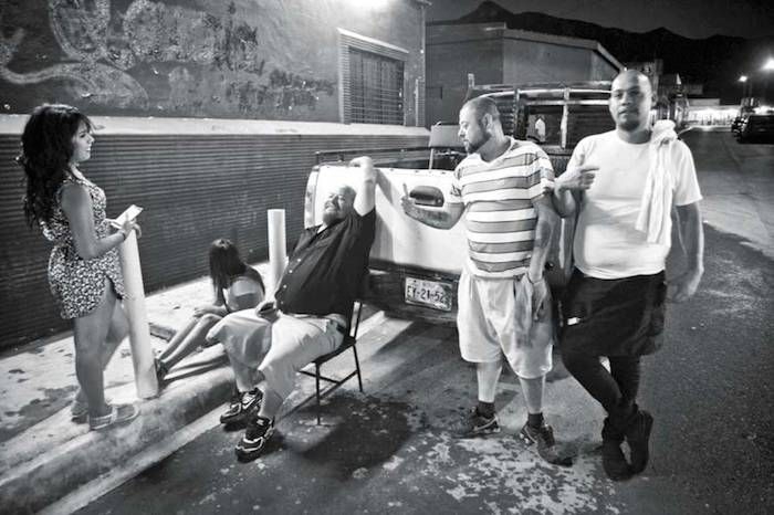 En estos bares los clientes son prioridad, por encima de las mujeres que trabajan aquí. Aquí el camerino antes de que salgan al escenario. Foto: Roberto Armocida, Vanguardia
