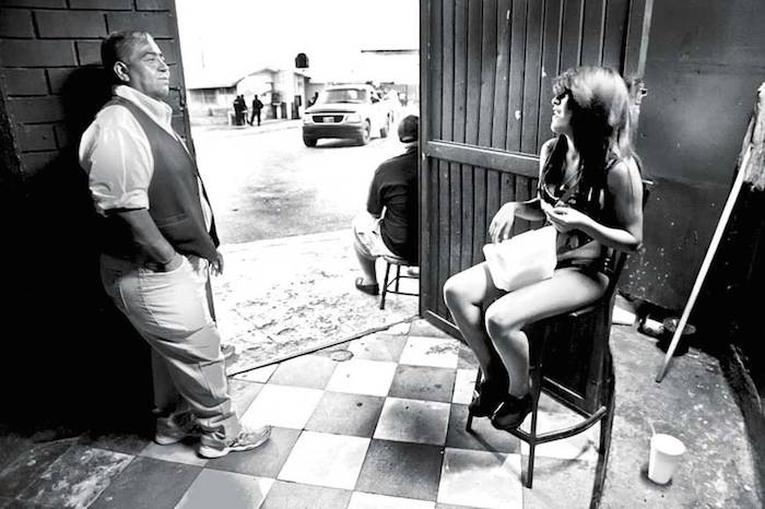 Una historia tremebunda que habla de tráfico, de persecución, de amenazas de muerte, de exilio… Anocheciendo, “El Túnel de las Cariñosas” es un cuartucho arruinado, vacío, oscuro y mudo. Lo mismo que la mayoría de los salones – unos 40 -, que hace años hicieron época en el barrio de la alegría. Foto: Roberto Armocida, Vanguardia