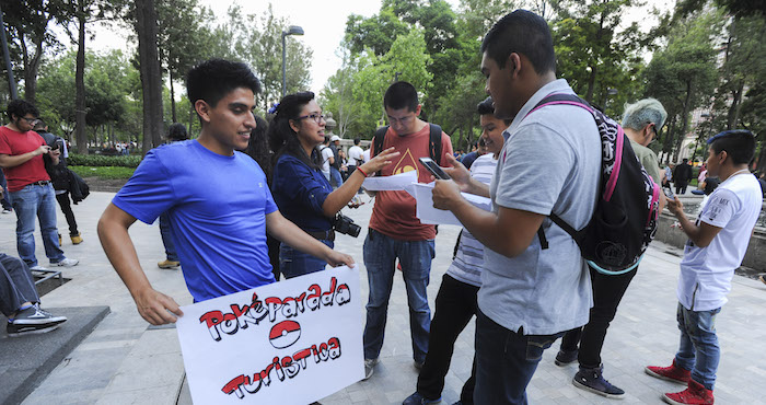 Decenas de jóvenes visitan la Alameda Central para jugar con la nueva aplicación virtual ¨Pokemon Go¨. Foto: Cuartoscuro