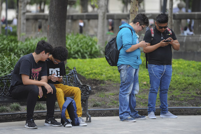 Decenas de jóvenes visitan la Alameda Central para jugar con la nueva aplicación virtual ¨Pokemon Go¨. Foto: Cuartoscuro