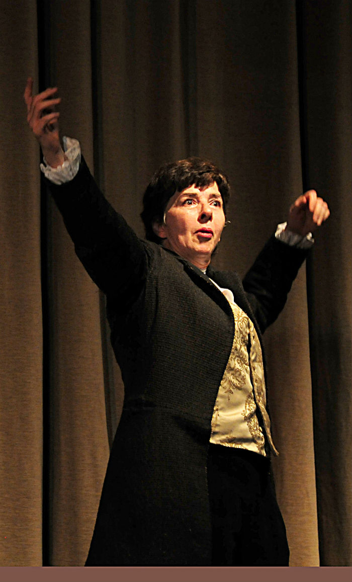 La excelente actriz Laura Almela encarna al monstruoso Dr.Lent. Foto: Especial