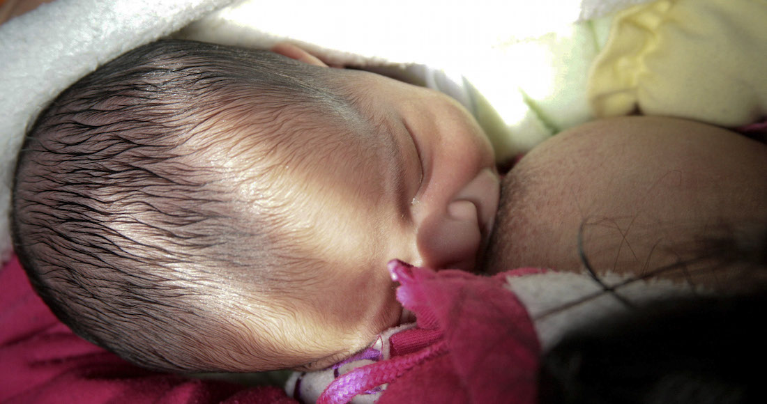 Los bebés que no toman leche materna tienen 14 veces más probabilidades de morir que aquellos que se alimentan sólo de ella. Foto: Cuartoscuro archivo