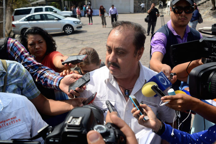 El Ambrosio Soto Duarte, abordado por medios al salir de la primera reunión extraordinaria del Consejo de Seguridad Pública que se celebró en Casa Guerrero. Foto: El Sur.