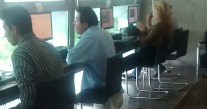 El hombre no dudo en ver dicho material en un espacio público de la biblioteca Vasconcelos: Foto: Vía Facebook, Abril Ciel