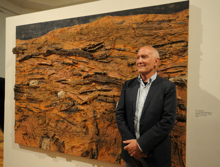 Luis Granda, junto "Los árboles dormidos o paisaje triturado". Foto: Secretaría de Cultura