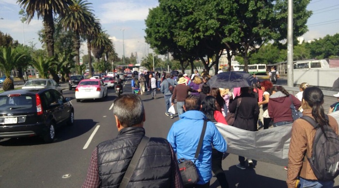 La marcha que salió de las inmediaciones del Metro La Raza avanza por la avenida Insurgentes. Foto: Twitter @SeGobCDMX