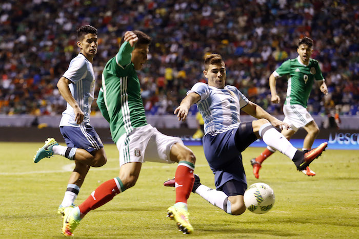 Arturo González y Lautaro Giannetti disputan el balón en jugada durante el partido amistoso entre las selecciones de México y Argentina sub 23. Foto: Cuartoscuro.