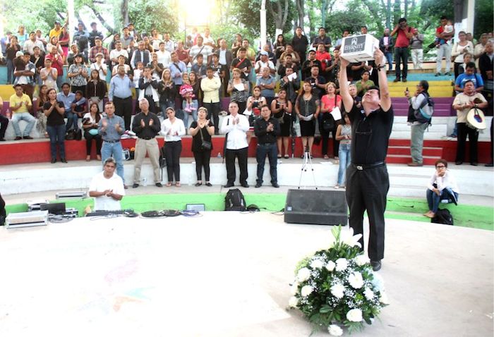 Unos 100 integrantes de organizaciones empresariales y civiles, y representantes de la Iglesia católica e iglesias evangélicas, se congregaron en una actividad a la que denominaron Luto por Chilpancingo, buscando paz en medio de la tormenta, para condenar los 125 asesinatos dolosos ocurridos en la capital en o que va del año, según su recuento, donde estuvo aparentemente involucrada la delincuencia organizada. Foto: El Sur