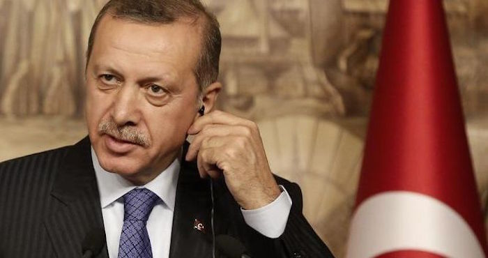 “Exhorto al pueblo turco a acudir a las plazas públicas y aeropuertos”, escribió la Presidencia turca en Twitter y Facebook. Y en efecto, en cuestión de horas, si no es que de minutos, comenzaron a circular imágenes de ciudadanos tirados en la acera inmovilizando el paso de un tanque o un convoy militar. Foto: EFE