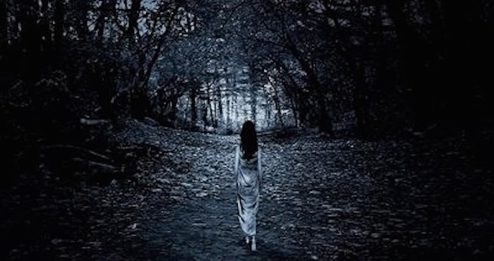 Mujer caminando de noche