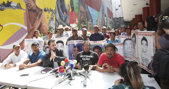 Padres de los 43 normalistas desaparecidos acompañados del vocero Vidulfo Rosales, ofrecieron una conferencia de prensa al termino de la reunión con Roberto Campa. Foto: Cuartoscuro.