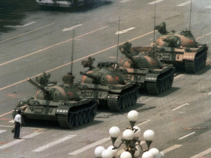 ‘El hombre del tanque’ o ‘El rebelde desconocido’, emblemática foto de la masacre de Tiananmen, tomada por Jeff Widener. Foto: LaOpinión