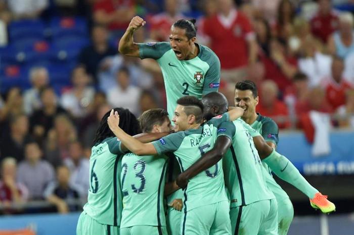 Los jugadores de Portugal celebran tras marcar en la semifinal de la Eurocopa 2016 entre Portugal y Gales en el Stade de Lyon. Foto: EFE