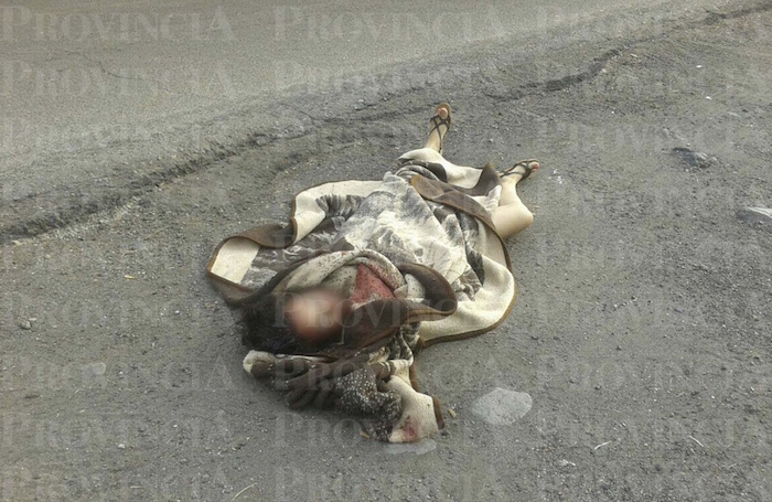 una mujer muerta a balazos, encobijada y con un mensaje fue encontrada la mañana del pasado domingo, tirada frente a las instalaciones del Instituto de Capacitación para el Trabajo del Estado de Michoacán (ICATMI), en la ciudad de Apatzingán, Michoacán. Foto: Provincia