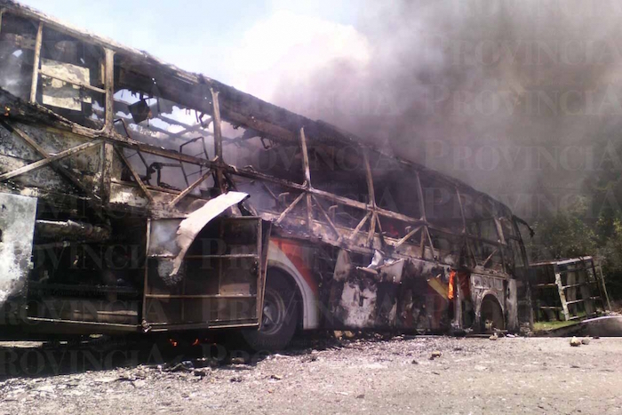Tres autobuses incendiados en la carretera libre Pátzcuaro-Uruapan. Foto: Provincia. 