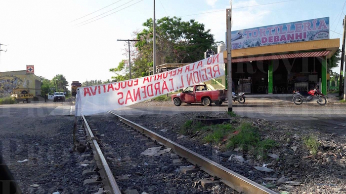 En Michoacán, los maestros mantienen bloqueadas las vía de tren en al menos siete puntos. Foto: Provincia.