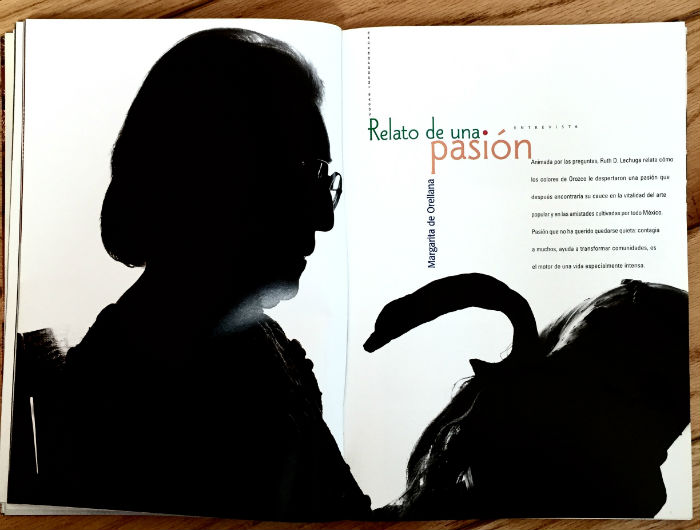 Ruth Lechuga mirando una máscara. Foto: Revista Artes de México