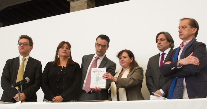 CIUDAD DE MÉXICO, 24ABRIL2016.- James L. Cavallaro, presidente de la Comisión Interamericana de Derechos Humanos y relator para México, recibió el segundo informe del Grupo Interdisciplinario de Expertos Independientes (GIEI), el cual recopila las conclusiones de las investigaciones que realizaron sobre la desaparición de los 43 normalisas de la escuela "Raúl Isidro Burgos" de Ayotzinapa, la noche del 26 de septiembre de 2014, en Iguala Guerrero. En la imagen los integrantes del GIEI; Alejandro Valencia, Angela Buitrago, Francisco Cox, Claudia PAz y Carlos Beristain. FOTO: MOISÉS PABLO /CUARTOSCURO.COM