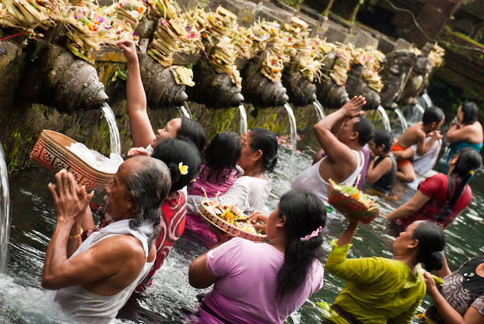 Las fuentes de Tirta Empul se consideran curativas. Foto: Shutterstock