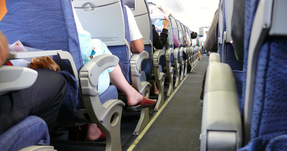 Realizar estiramientos y pararte cuando tengas oportunidad reduce el riesgo. Imagen: Shutterstock