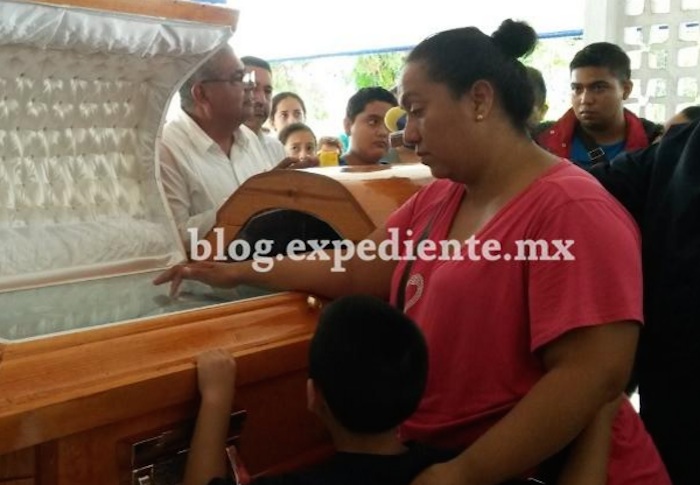 Colegas que arribaron al velorio de Tamayo, pidieron porque el periodista pida por ellos desde el cielo. Foto: BlogExpediente