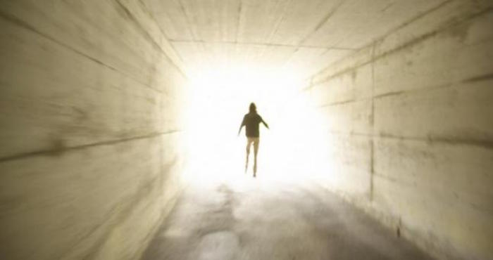 La vida resurge, responde a la insistencia médica que no suelta el corazón o reacciona porque mi voz conecta con su inconsciente, ambas quizá. El seguía ahí, su alma en pleno baile. El corazón se activa y el cuerpo renuncia a ser habitado por la muerte. Foto: Especial.