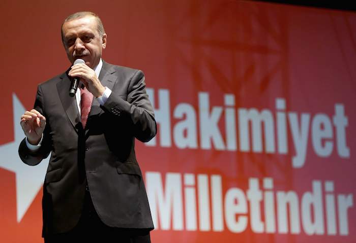 El presidente turco Tayyip Erdogan habla ante partidarios congregados en las afueras de su residencia en Estambul el martes, 19 de julio del 2016. Foto: AP.